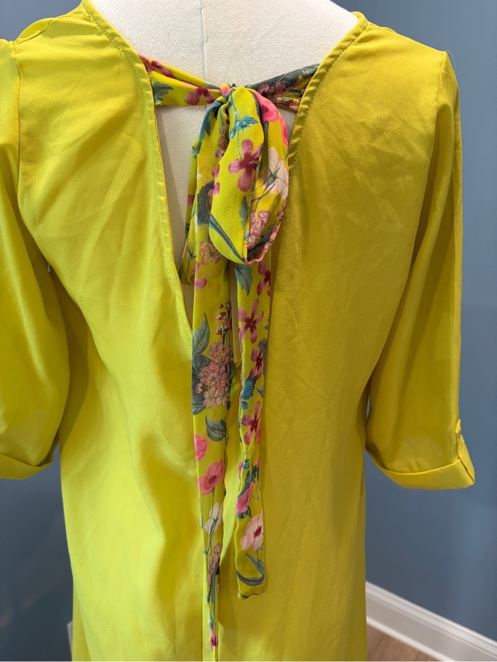 Sweet Pea Stacy Frati Lime Silky Blend High Low Blouse XS Floral Tie Back Top - Picture 5 of 7